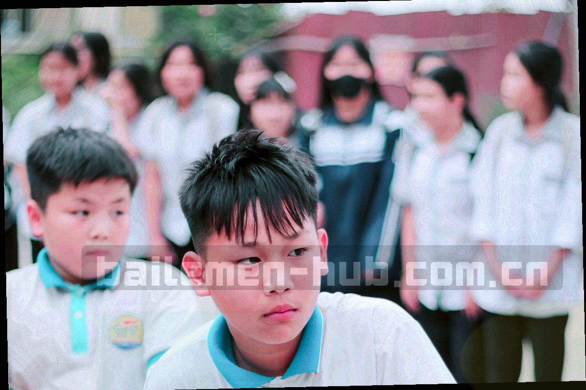 多人围坐桌边俯身查看排期表，画面只拍到手臂与摊开的纸张，屏幕上是一列待办条目